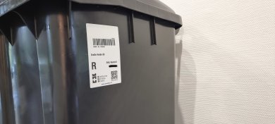 Mülltonne mit Aufkleber des Abfall-Ident-Systems Mülltonne mit Aufkleber des Abfall-Ident-Systems