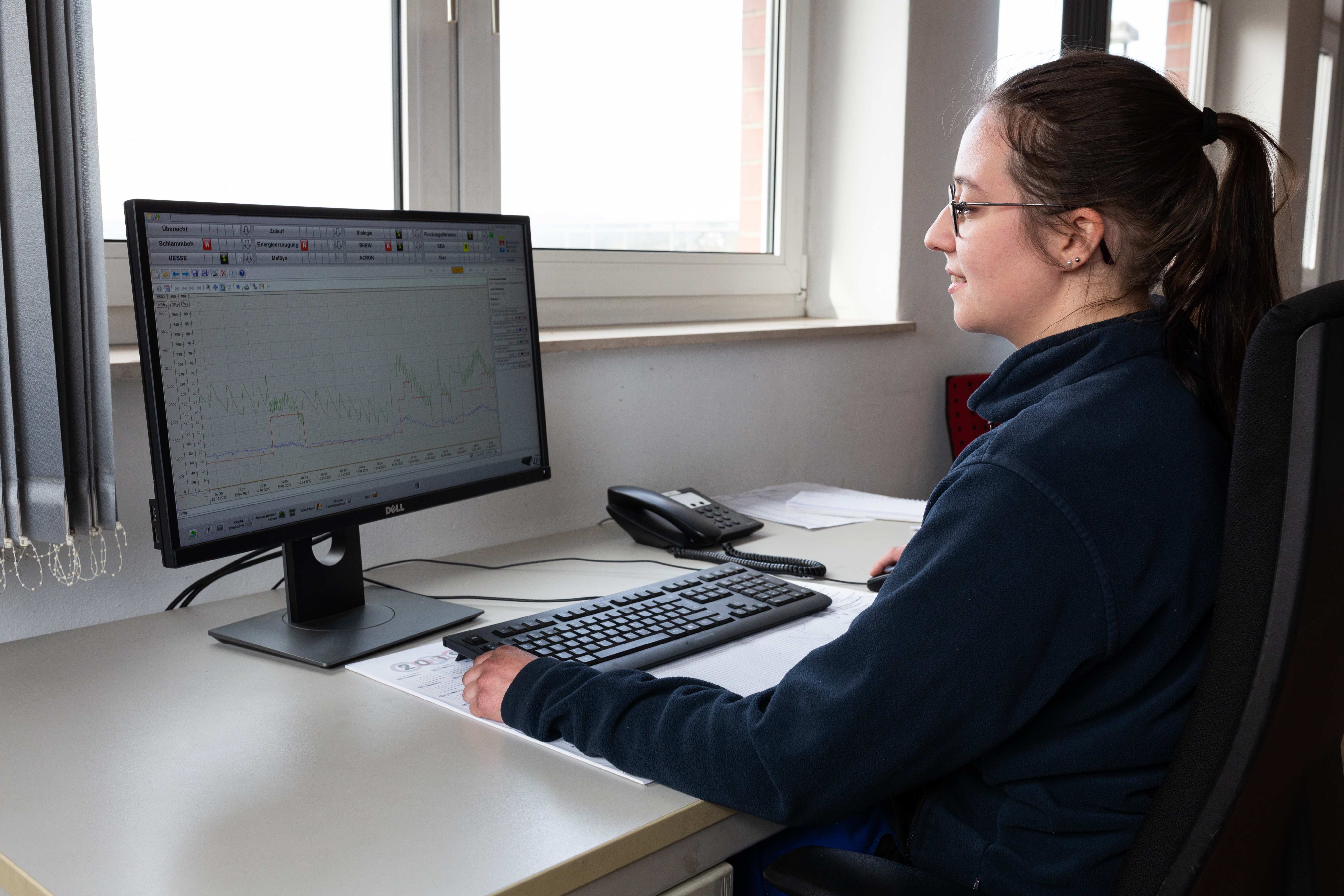 Abwassertechnikerin am PC