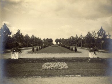 Nordfriedhof Ansicht der heutigen Mittelachse vom Westportal zum Hochkreuz Nordfriedhof Ansicht der heutigen Mittelachse vom Westportal zum Hochkreuz