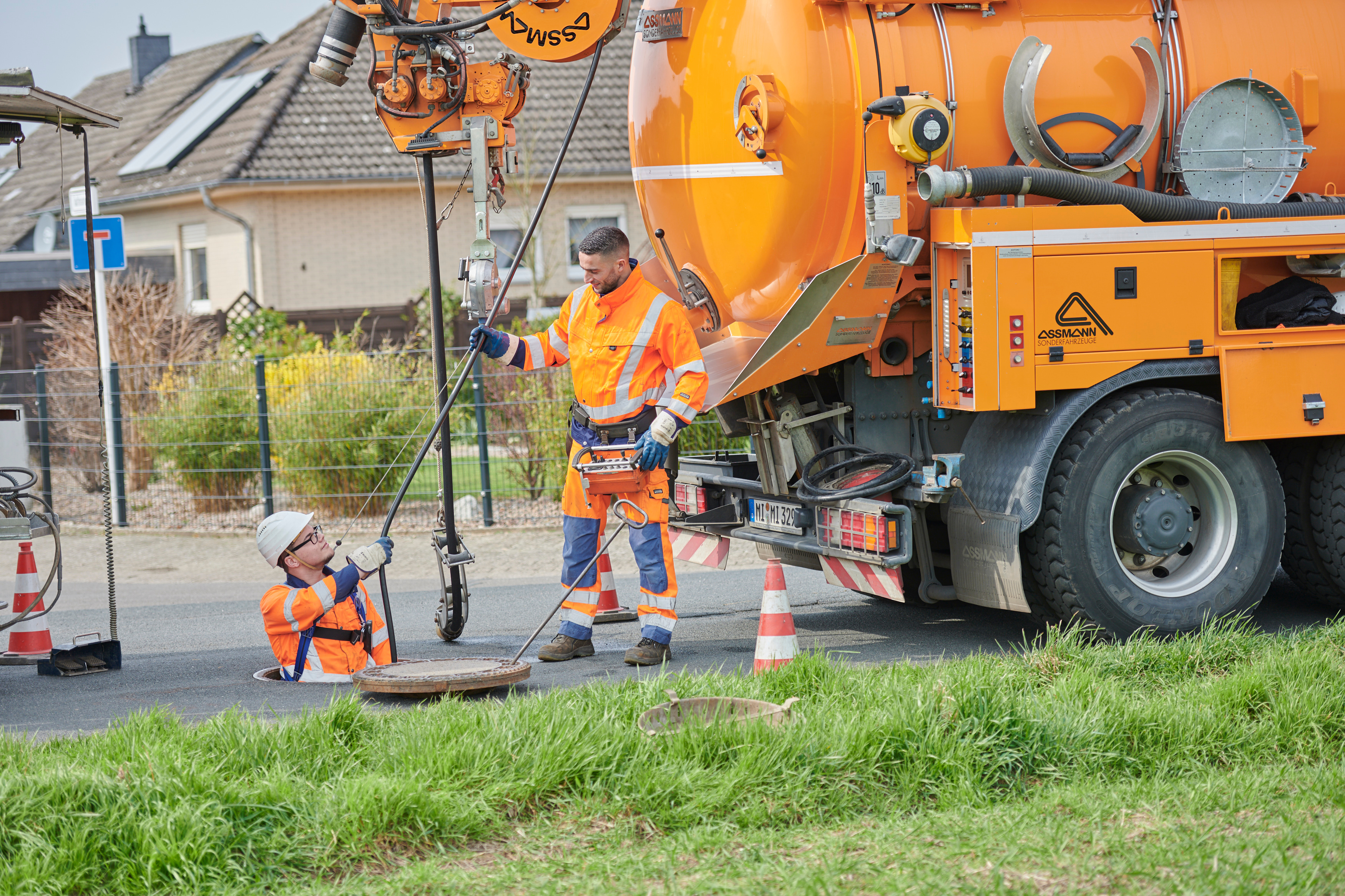 Arbeiten am Kanalnetz Mitarbeiter der Städtischen Betriebe arbeiten am Kanalschacht