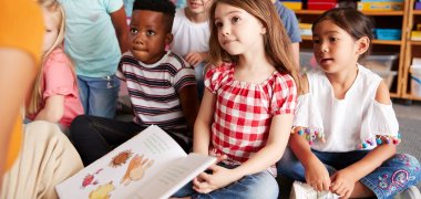 Bilderbuchkino Kinder hören einer Geschichte zu