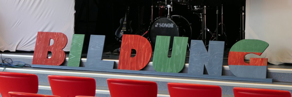 Schriftzug Bildung Bildungskonferenz Holzbuchstaben bilden den Schriftzug Bildung