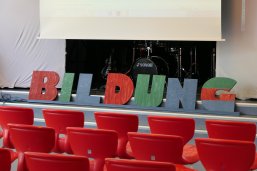 Schriftzug Bildung Bildungskonferenz Holzbuchstaben bilden den Schriftzug Bildung