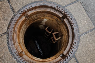 Blick in den Kanalschacht Blick in den Kanalschacht