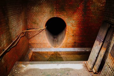 Blick in einen großen Abwasserkanal Blick in einen großen Abwasserkanal