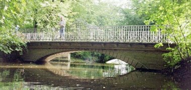 Brücke über einem Bach