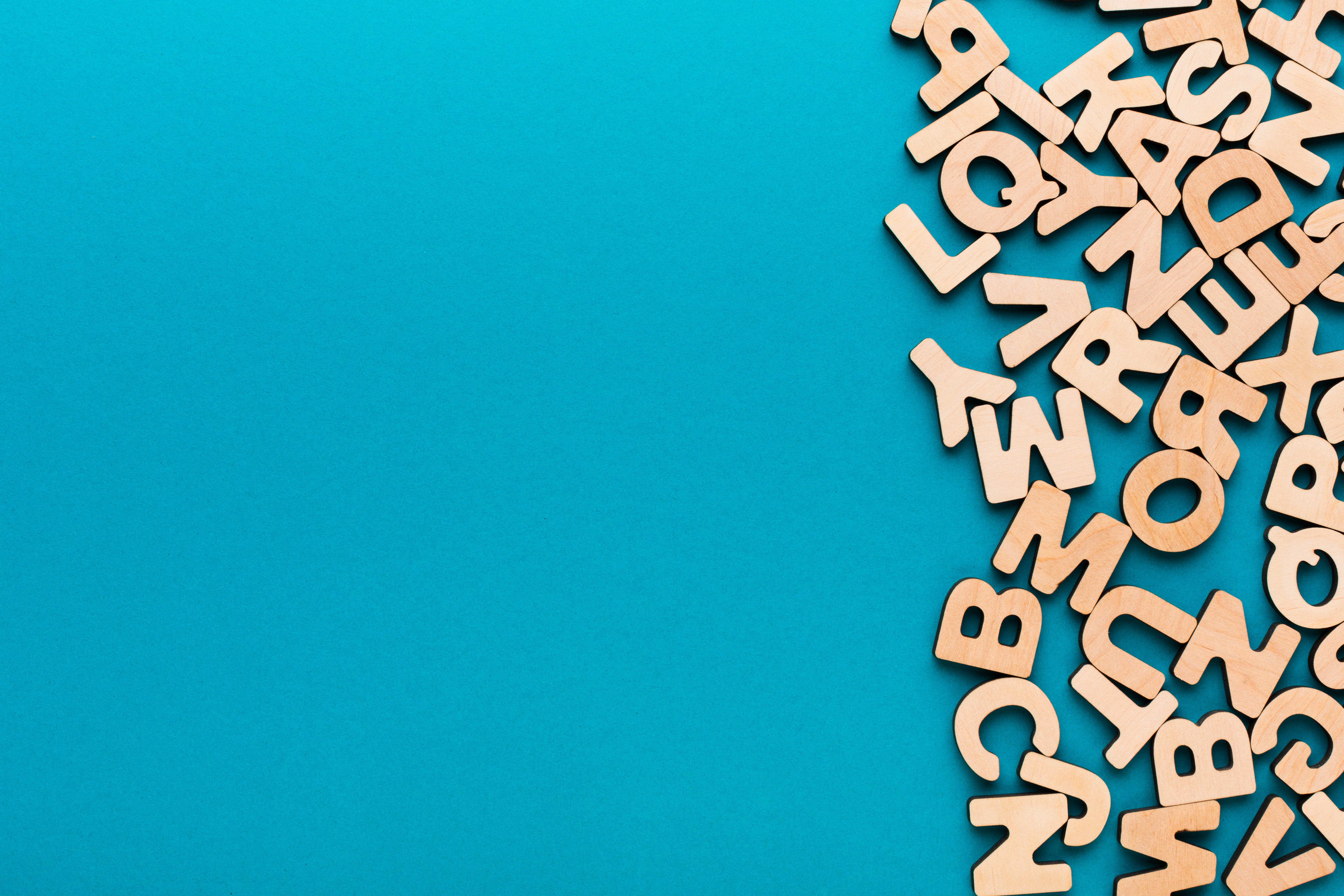 Buchstaben Sprachförderung Holzbuchstaben auf einer blauen Fläche