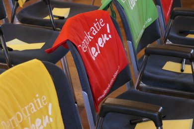 Bundesprogramm Demokratie leben! Jutebeutel auf der Demokratiekonferenz mit dem Schriftzug Demokratie leben!