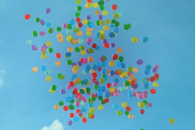 Bunte Luftballons steigen in den Himmel Bunte Luftballons steigen in den Himmel