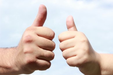 Daumen hoch Zwei Personen zeigen das Daumen hoch-Symbol