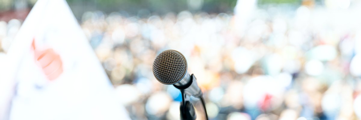 Demonstration Vortrag Rede Ein Mikrofon vor einer großen Menschenmenge