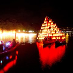 Beleuchtetes Boot fährt im Dunkeln auf der Weser