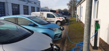 E-Autos bei den SBM Mehrere E-Autos laden auf dem Parkplatz der Städtischen Betriebe Minden