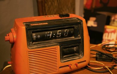 Symbolfoto zum Thema reparieren_ein altes oranges Radio Symbolfoto zum Thema reparieren_ein altes oranges Radio