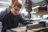 Fachkräfte Metallarbeiter bei der Arbeit Fachkräfte Metallarbeiter bei der Arbeit
