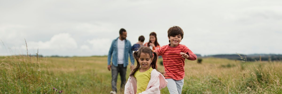 Familie läuft über Wiese Familie rennt über Wiese @istock
