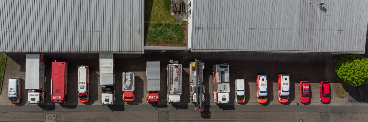 Fahrzeuge vor der Feuerwehr aus der Luft