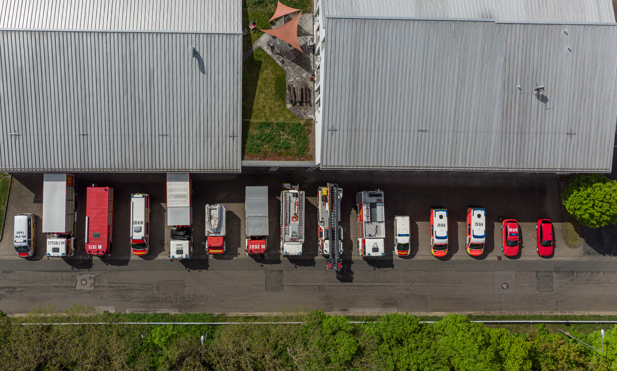 Fahrzeuge vor der Feuerwehr aus der Luft