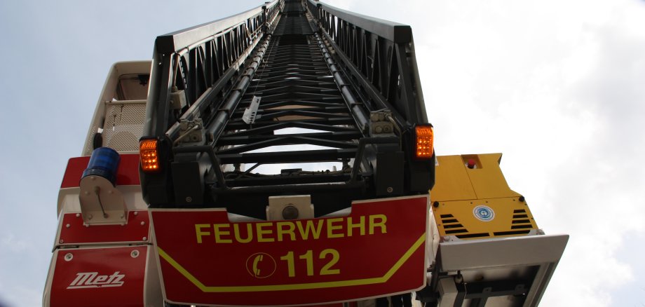 Blick auf eine Drehleiter der Feuerwehr