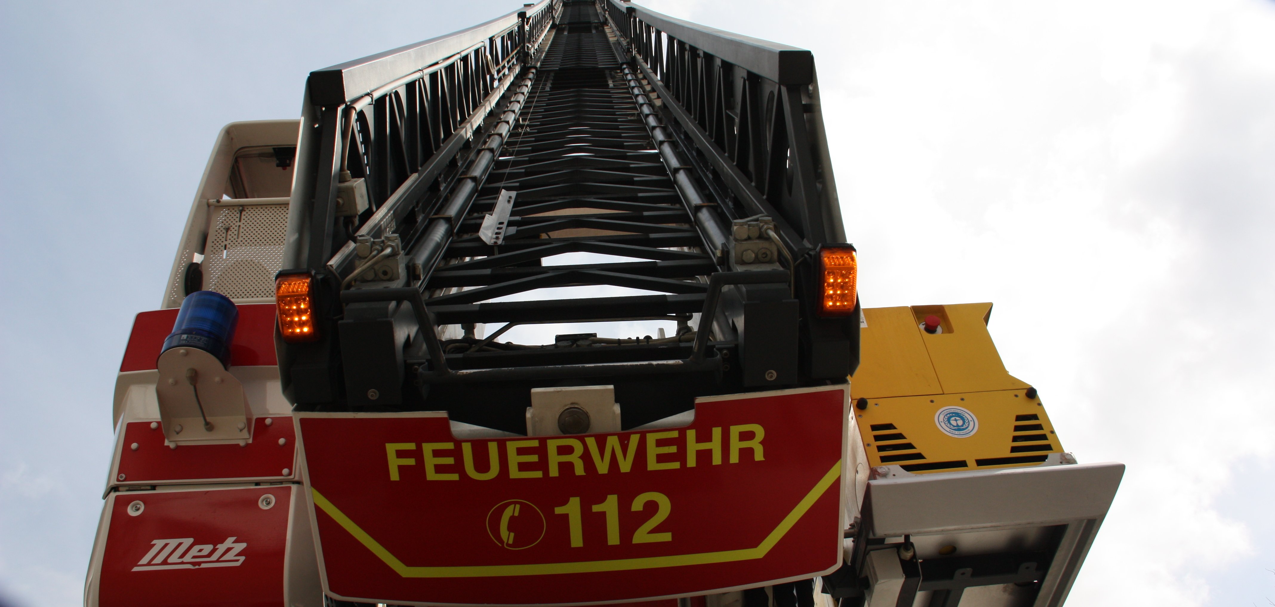 Feuerwehr Karriereleiter Blick auf eine Drehleiter der Feuerwehr