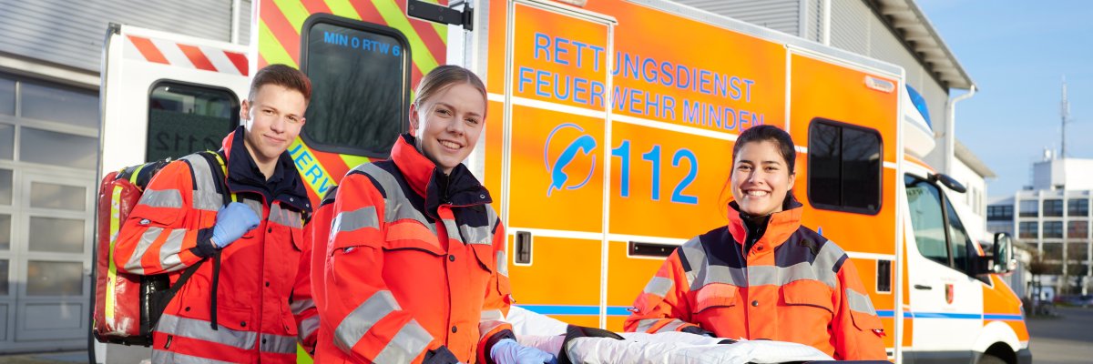 Rettungssanitäter*innen Junge Rettungssanitäter*innen vor einem Rettungswagen