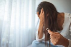Frauenhaus Scheidung Zwangsheirat Frau hält verzweifelt Ring von sich