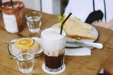 Frühstückstisch mit Kaffee Frühstückstisch mit Kaffee