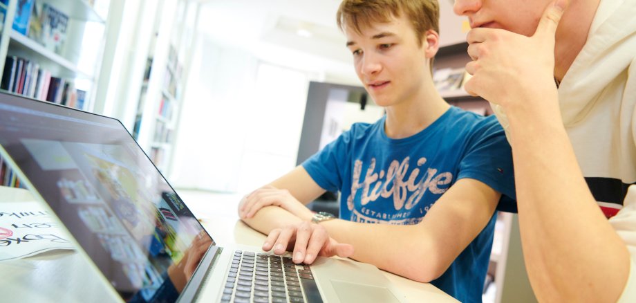 Zwei FSJler an Laptop
