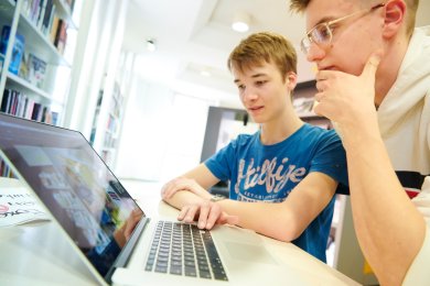 FSJ Kultur Zwei FSJler an Laptop