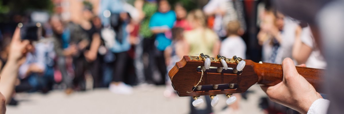 Gitarre spielen Person spielt Gitarre