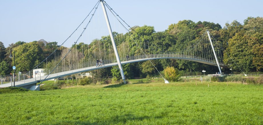 Blick auf die Glacisbrücke vom rechten Weserufer