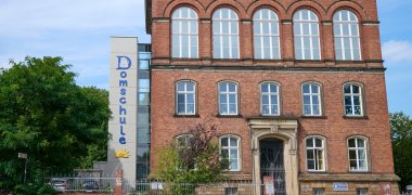 Außenansicht der Grundschule Domschule Minden