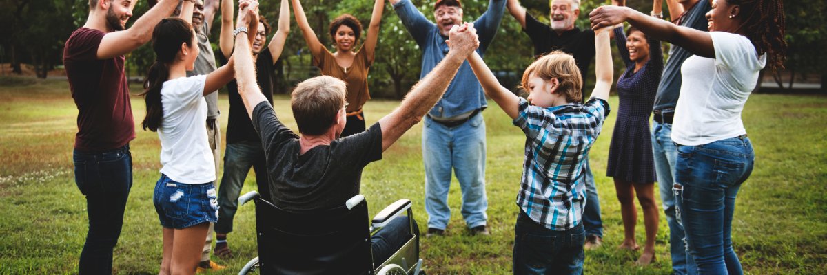 Gruppe Gemeinschaft  Familie rennt über Wiese @istock