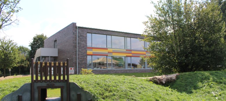 Außenansicht der Grundschule Minderheide FES