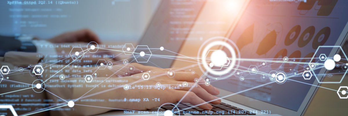 Laptop mit Daten Eine Person arbeitet am Laptop.