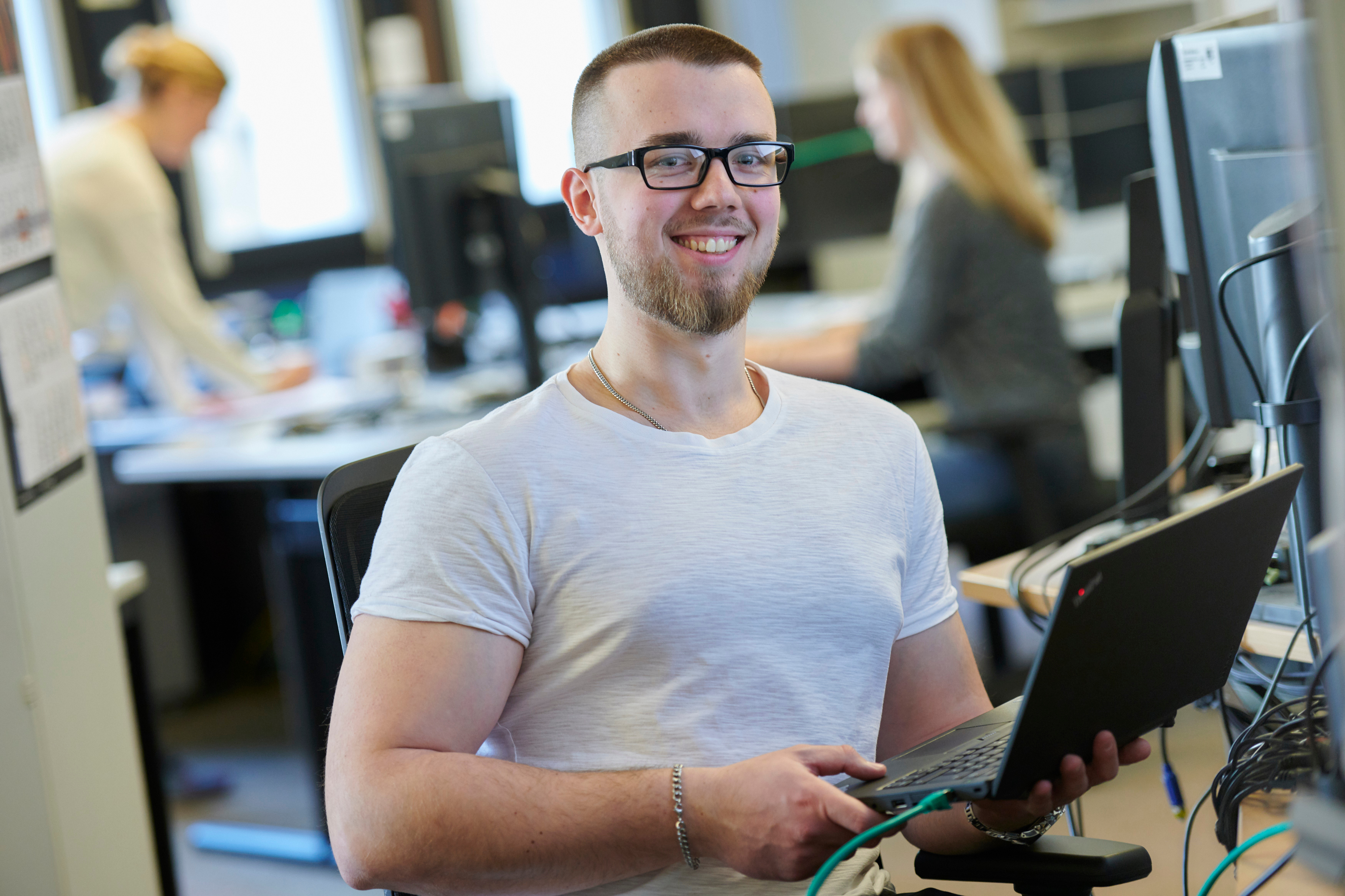 Auszubildender Informationstechnik mit Laptop