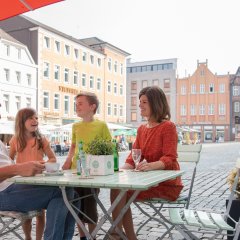 Familie auf dem Marktplatz