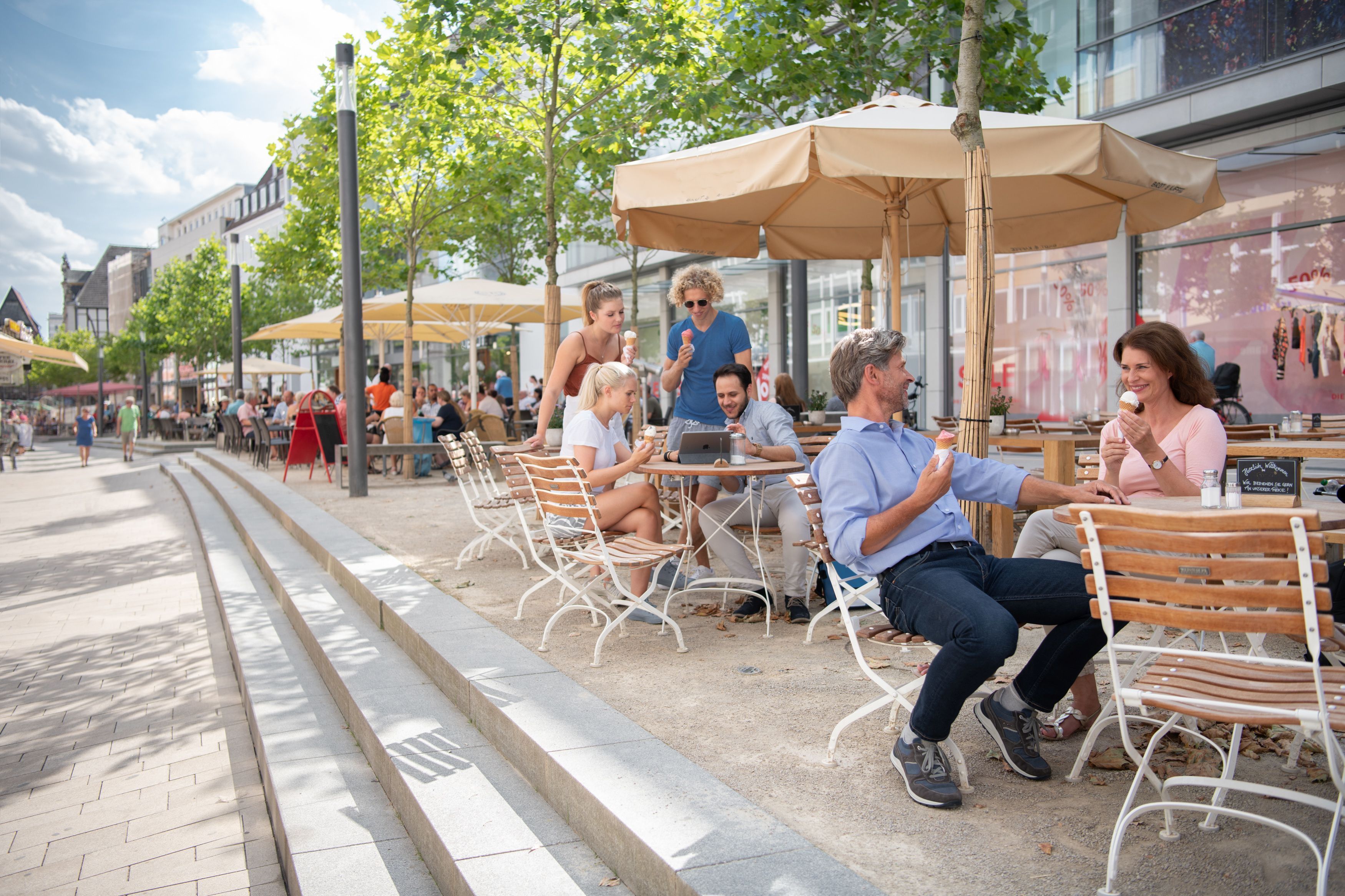 Eis essen in Mindens Innenstadt am Scharn