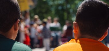 Zwei Kinder sind von hinten zu sehen