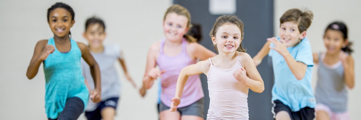 Kinder rennen Ein Gruppe Kinder läuft beim Sport