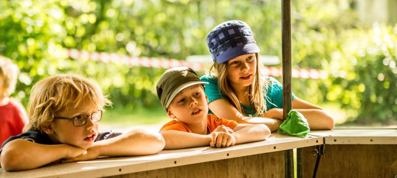 Kinder an einem Tisch