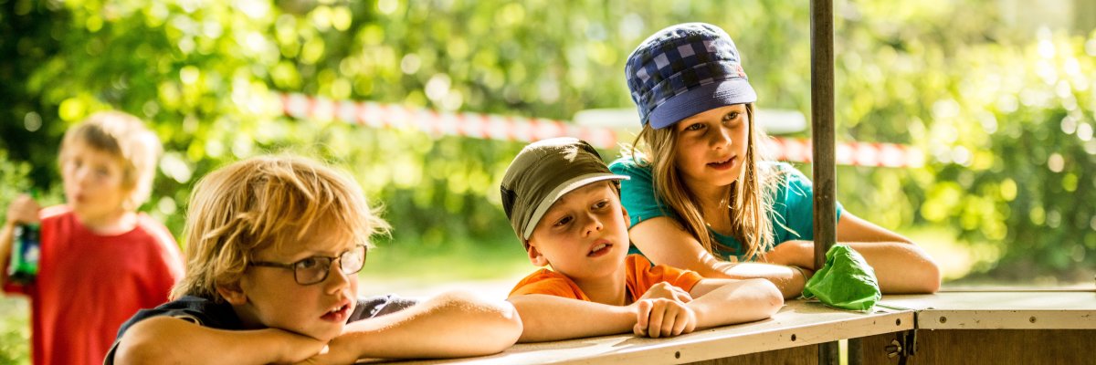 Familie rennt über Wiese @istock