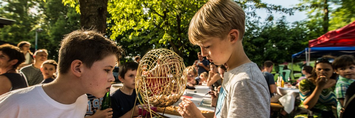 Familie rennt über Wiese @istock