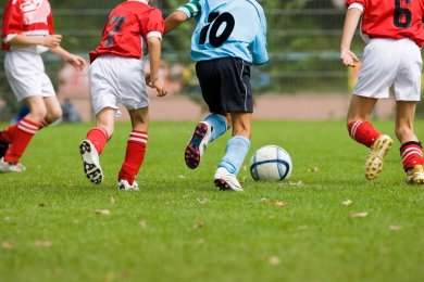 Fußball spielende Kinder