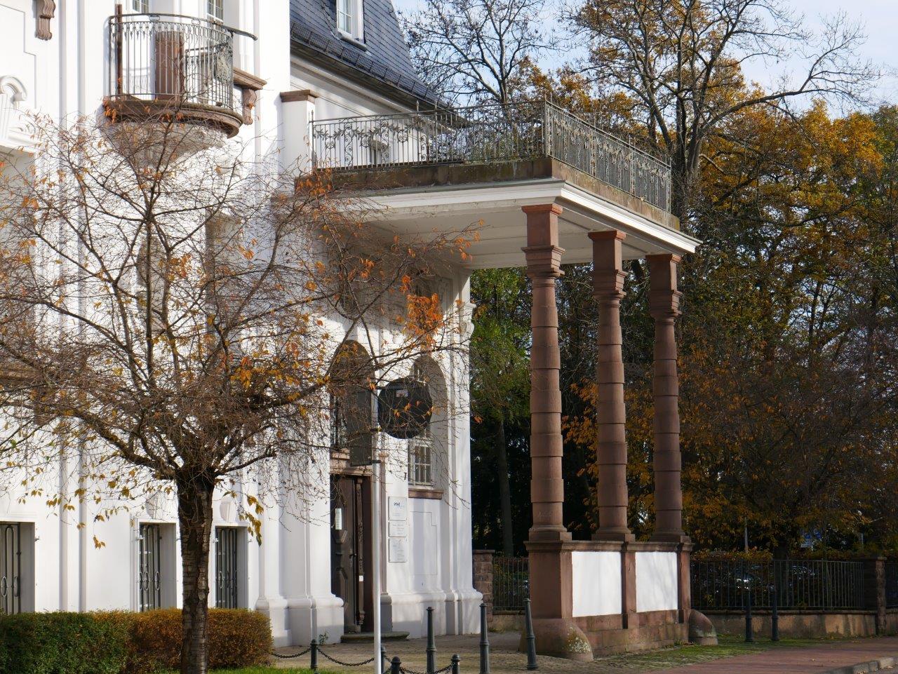 Außenansicht des Kommunalarchivs im Herbst