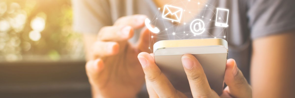 Kontaktmöglichkeiten Symbolbild Frauenhand hält Smartphone