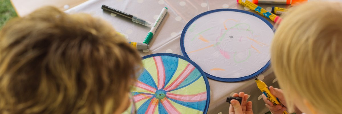 Kreativ sein Kinder basteln zusammen