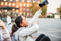 Mädchen filmt sich selbst