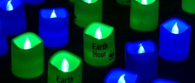 Mehrere LED-Kerzen mit Schriftzug Earth Hour