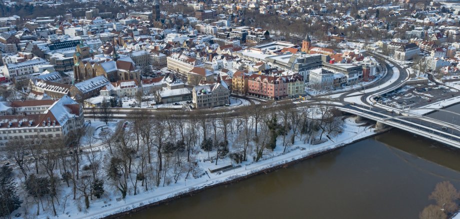 Luftbild von Mindens Innenstadt und Weser im Winter